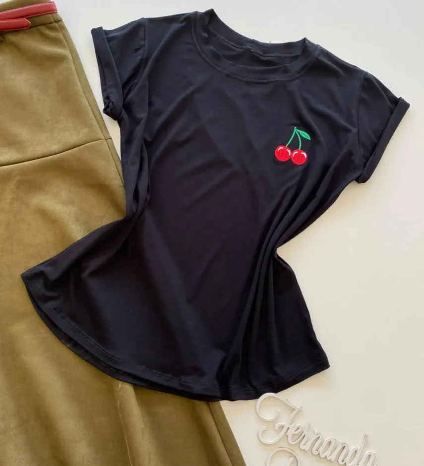 T-shirt Feminina Juliana Preta com Detalhe Bordado de Cereja - Fernanda Ramos Store