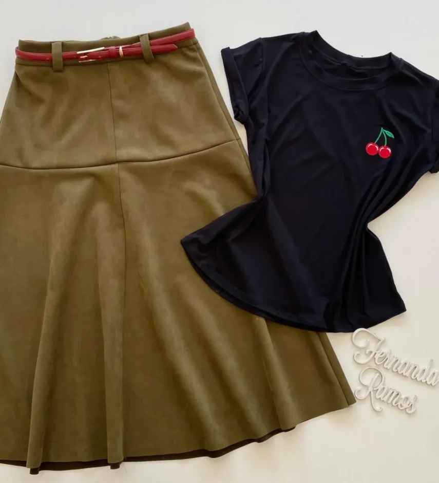 T-shirt Feminina Juliana Preta com Detalhe Bordado de Cereja - Fernanda Ramos Store