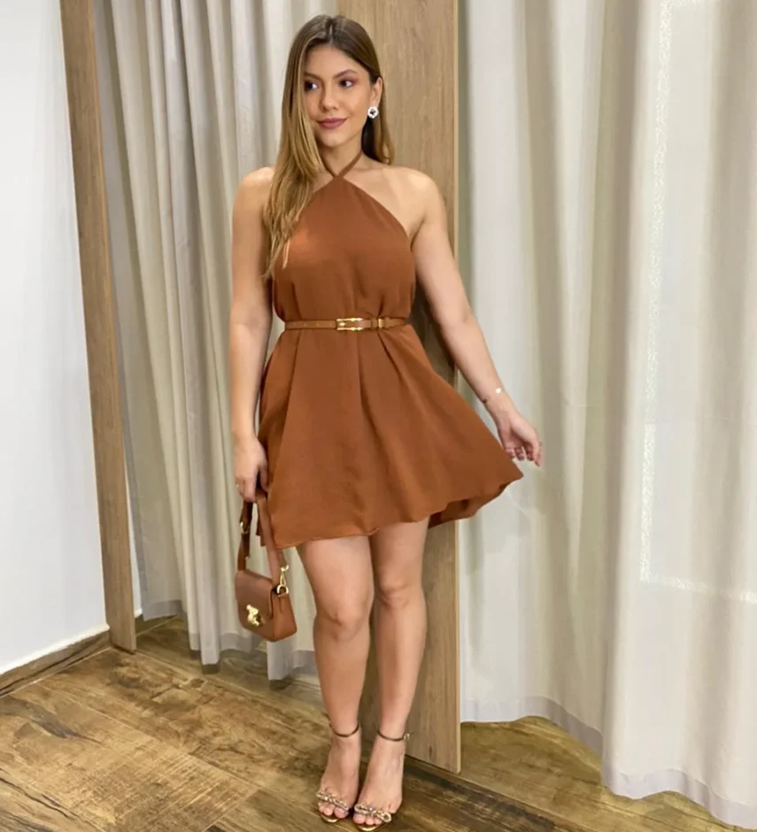 Vestido Feminino Curto sem Bojo com Amarração no Pescoço Marrom - Fernanda Ramos Store
