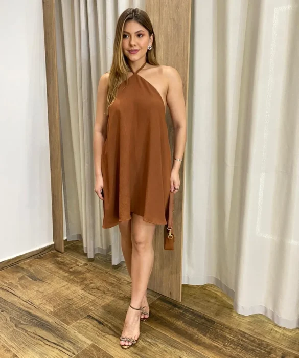 Vestido Feminino Curto sem Bojo com Amarração no Pescoço Marrom - Fernanda Ramos Store