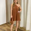 Vestido Feminino Curto sem Bojo com Amarração no Pescoço Marrom - Fernanda Ramos Store