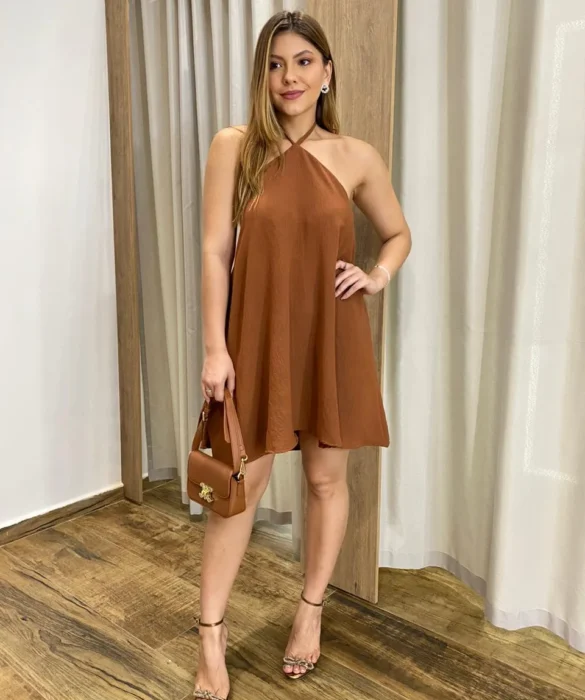 Vestido Feminino Curto sem Bojo com Amarração no Pescoço Marrom - Fernanda Ramos Store