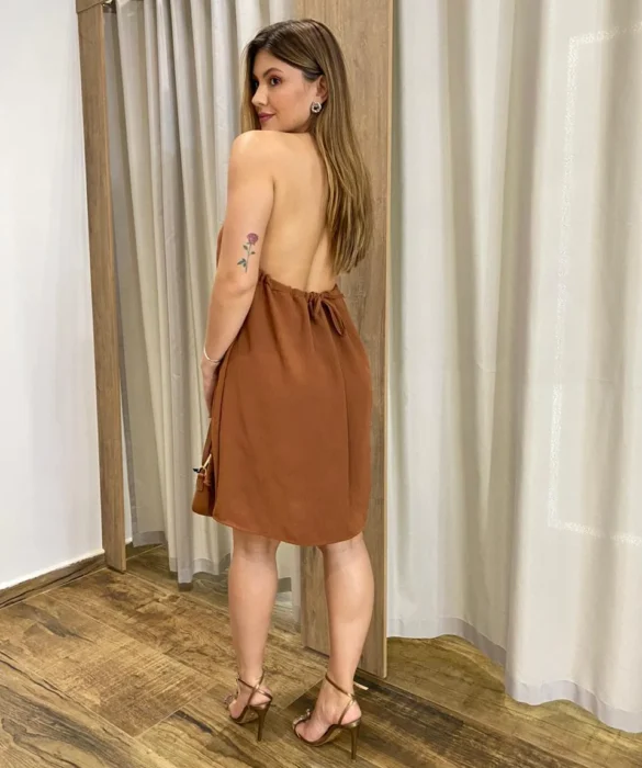 Vestido Feminino Curto sem Bojo com Amarração no Pescoço Marrom - Fernanda Ramos Store