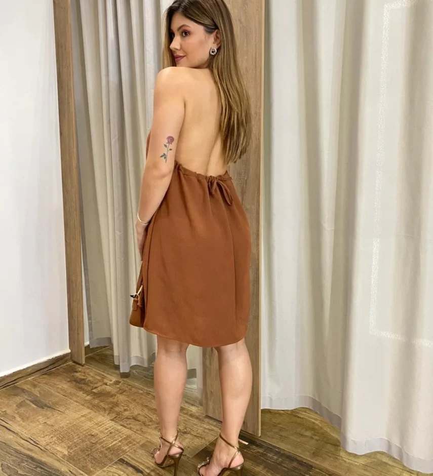 Vestido Feminino Curto sem Bojo com Amarração no Pescoço Marrom - Fernanda Ramos Store