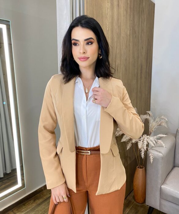 Blazer Feminino Manga Longa Alfaiataria com Ombreira Bege - Fernanda Ramos Store