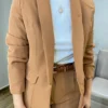 Blazer Feminino Manga Longa Alfaiataria com Ombreira Caramelo - Fernanda Ramos Store