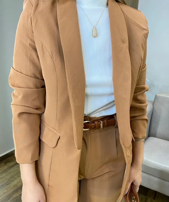 Blazer Feminino Manga Longa Alfaiataria com Ombreira Caramelo - Fernanda Ramos Store