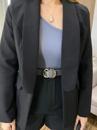 Blazer Feminino Manga Longa Alfaiataria com Ombreira Preto - Fernanda Ramos Store