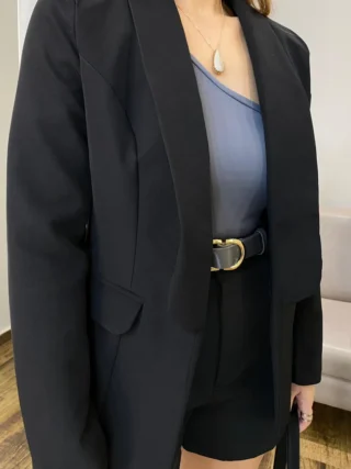 Blazer Feminino Manga Longa Alfaiataria com Ombreira Preto - Fernanda Ramos Store