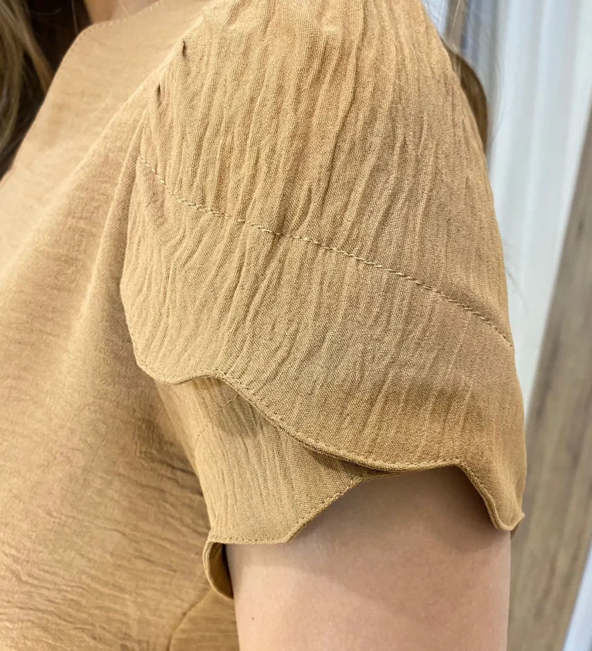 Blusa Feminina Lorena Crepe com Detalhe nas Mangas Caramelo - Fernanda Ramos Store