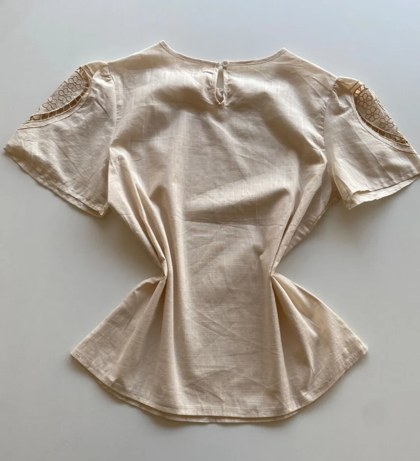 Blusa Feminina Manga Curta Ana com Bordado nas Mangas Bege - Fernanda Ramos Store