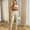 Calça Cenoura Feminina Jade com Detalhe de Zíper na Barra Bege - Fernanda Ramos Store