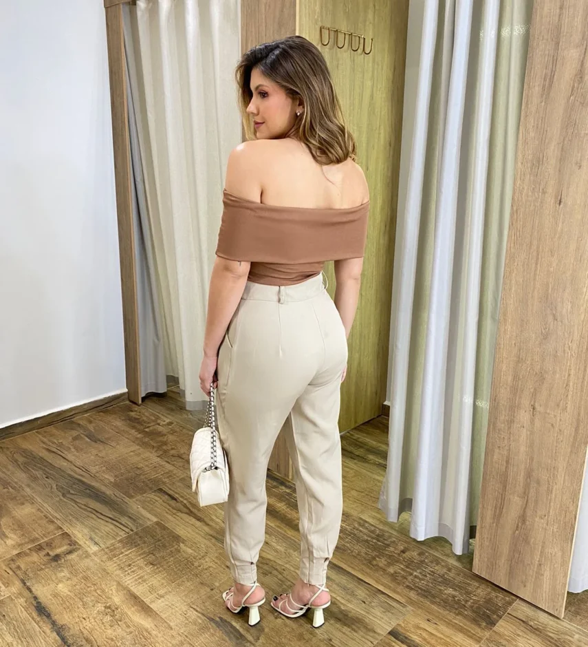 Calça Cenoura Feminina Jade com Detalhe de Zíper na Barra Bege - Fernanda Ramos Store