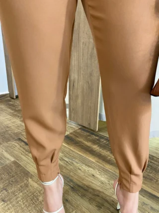 Calça Cenoura Feminina Jade com Detalhe de Zíper na Barra Caramelo - Fernanda Ramos Store