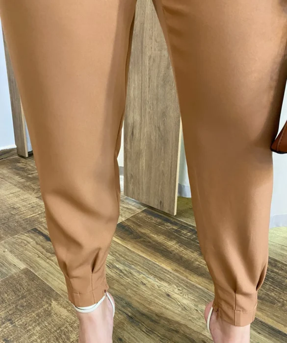 Calça Cenoura Feminina Jade com Detalhe de Zíper na Barra Caramelo - Fernanda Ramos Store