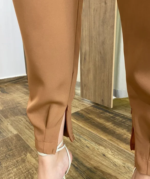 Calça Cenoura Feminina Jade com Detalhe de Zíper na Barra Caramelo - Fernanda Ramos Store