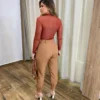 Calça Cenoura Feminina Jade com Detalhe de Zíper na Barra Caramelo - Fernanda Ramos Store