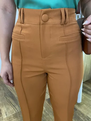 Calça Feminina Alfaiataria Aurora Caramelo com Bolsos - Fernanda Ramos Store