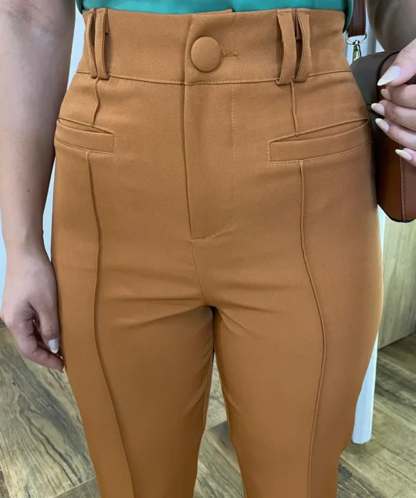 Calça Feminina Alfaiataria Aurora Caramelo com Bolsos - Fernanda Ramos Store