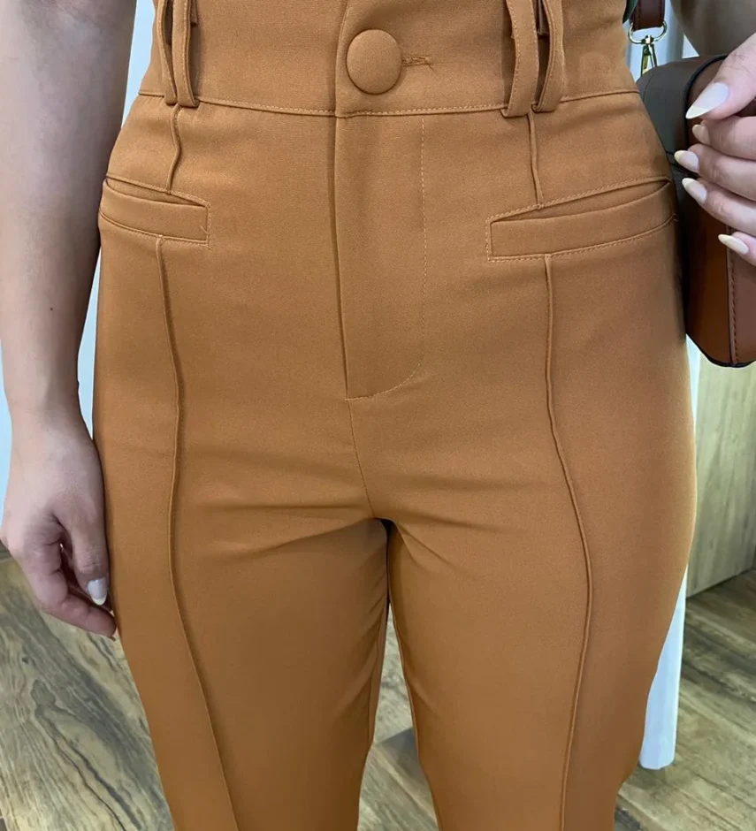 Calça Feminina Alfaiataria Aurora Caramelo com Bolsos - Fernanda Ramos Store
