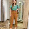 Calça Feminina Alfaiataria Aurora Caramelo com Bolsos - Fernanda Ramos Store