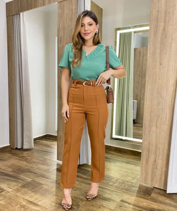 Calça Feminina Alfaiataria Aurora Caramelo com Bolsos - Fernanda Ramos Store