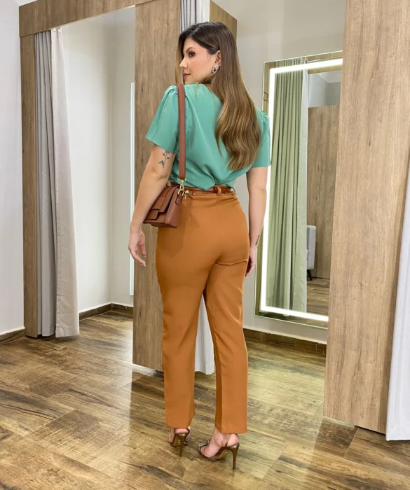 Calça Feminina Alfaiataria Aurora Caramelo com Bolsos - Fernanda Ramos Store