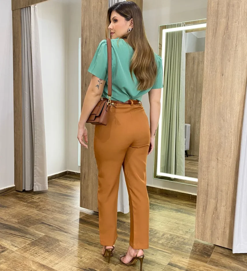 Calça Feminina Alfaiataria Aurora Caramelo com Bolsos - Fernanda Ramos Store