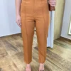 Calça Feminina Alfaiataria Aurora Caramelo com Bolsos - Fernanda Ramos Store