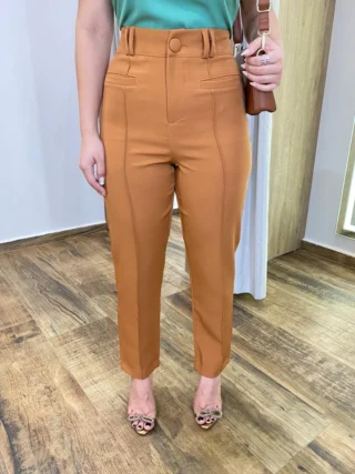 Calça Feminina Alfaiataria Aurora Caramelo com Bolsos - Fernanda Ramos Store