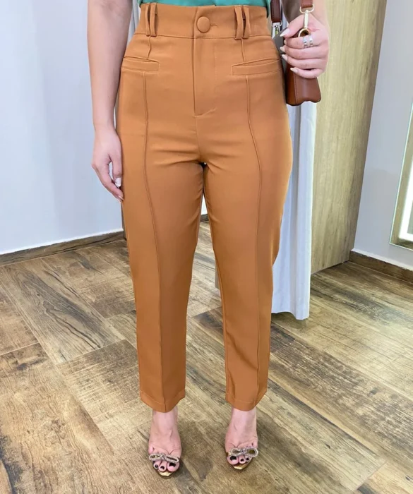 Calça Feminina Alfaiataria Aurora Caramelo com Bolsos - Fernanda Ramos Store