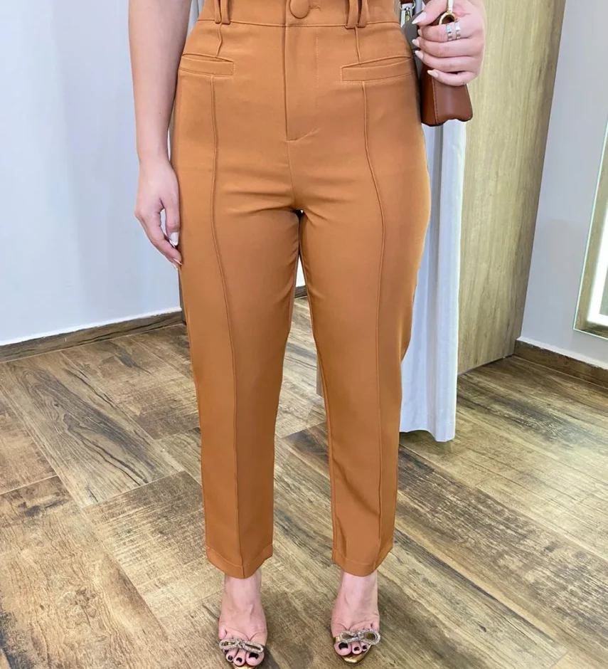 Calça Feminina Alfaiataria Aurora Caramelo com Bolsos - Fernanda Ramos Store
