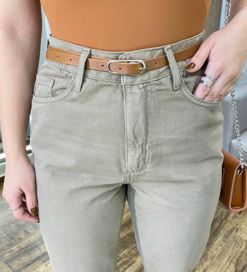 Calça Feminina Mom Sarja com Cinto Caqui Escuro - Fernanda Ramos Store