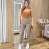 Calça Feminina Mom Sarja com Cinto Caqui Escuro - Fernanda Ramos Store