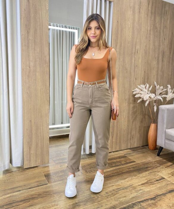 Calça Feminina Mom Sarja com Cinto Caqui Escuro - Fernanda Ramos Store