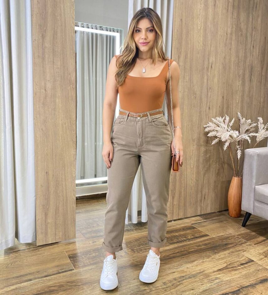 Calça Feminina Mom Sarja com Cinto Caqui Escuro - Fernanda Ramos Store
