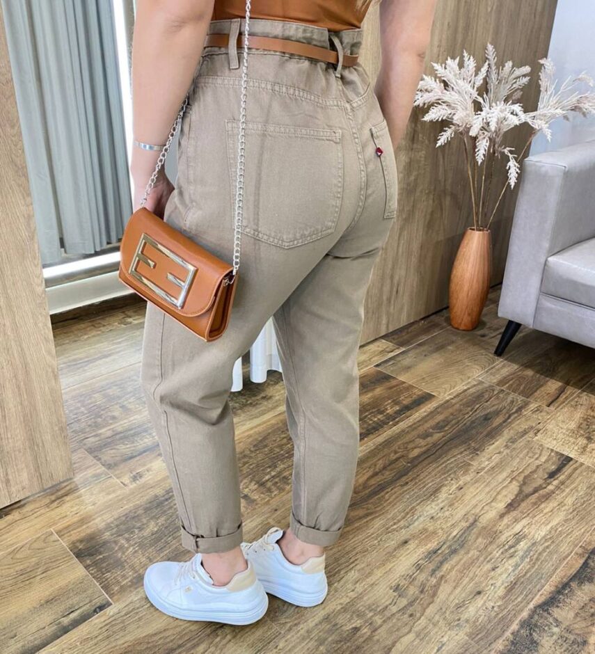Calça Feminina Mom Sarja com Cinto Caqui Escuro - Fernanda Ramos Store