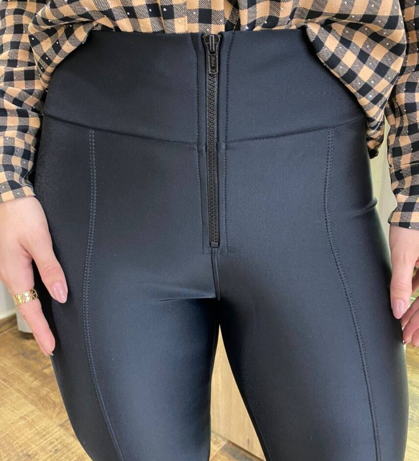 Calça Feminina Power com Zíper Flare Preta - Fernanda Ramos Store