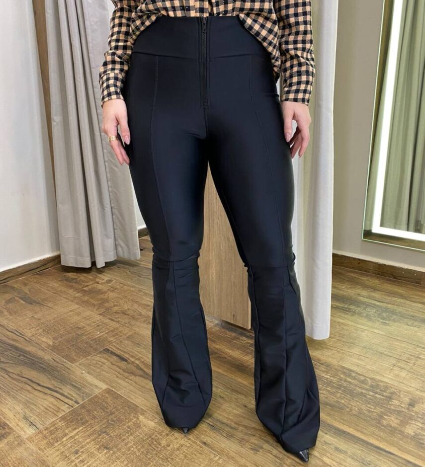 Calça Feminina Power com Zíper Flare Preta - Fernanda Ramos Store
