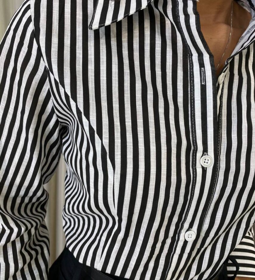 Camisa Cropped Alongado Manga Longa Listrado de Preto - Fernanda Ramos Store