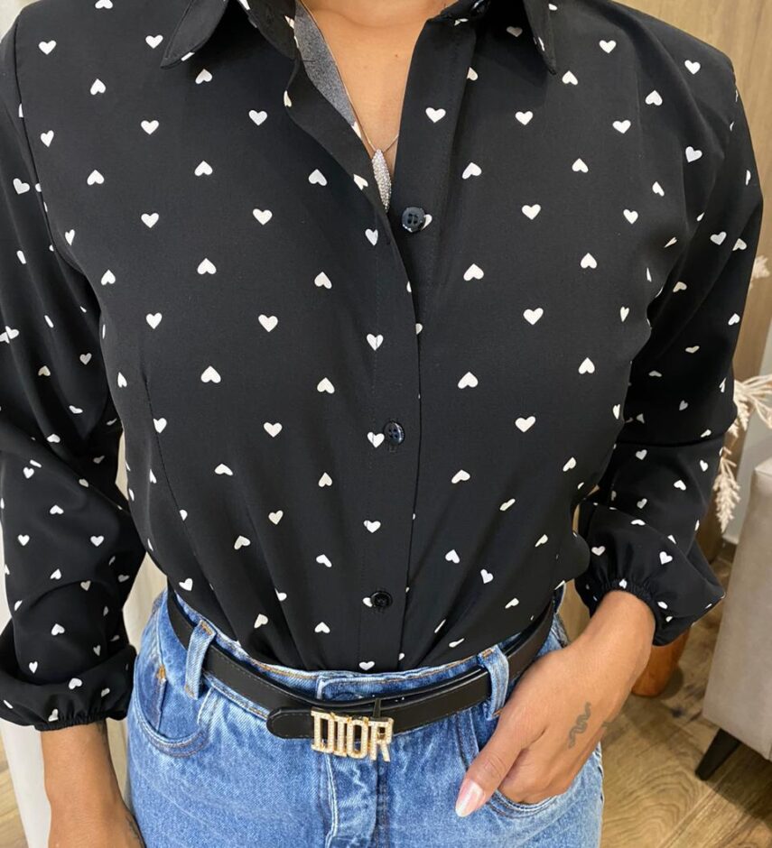 Camisa Feminina Jade Manga Longa Preta Estampada com Corações - Fernanda Ramos Store