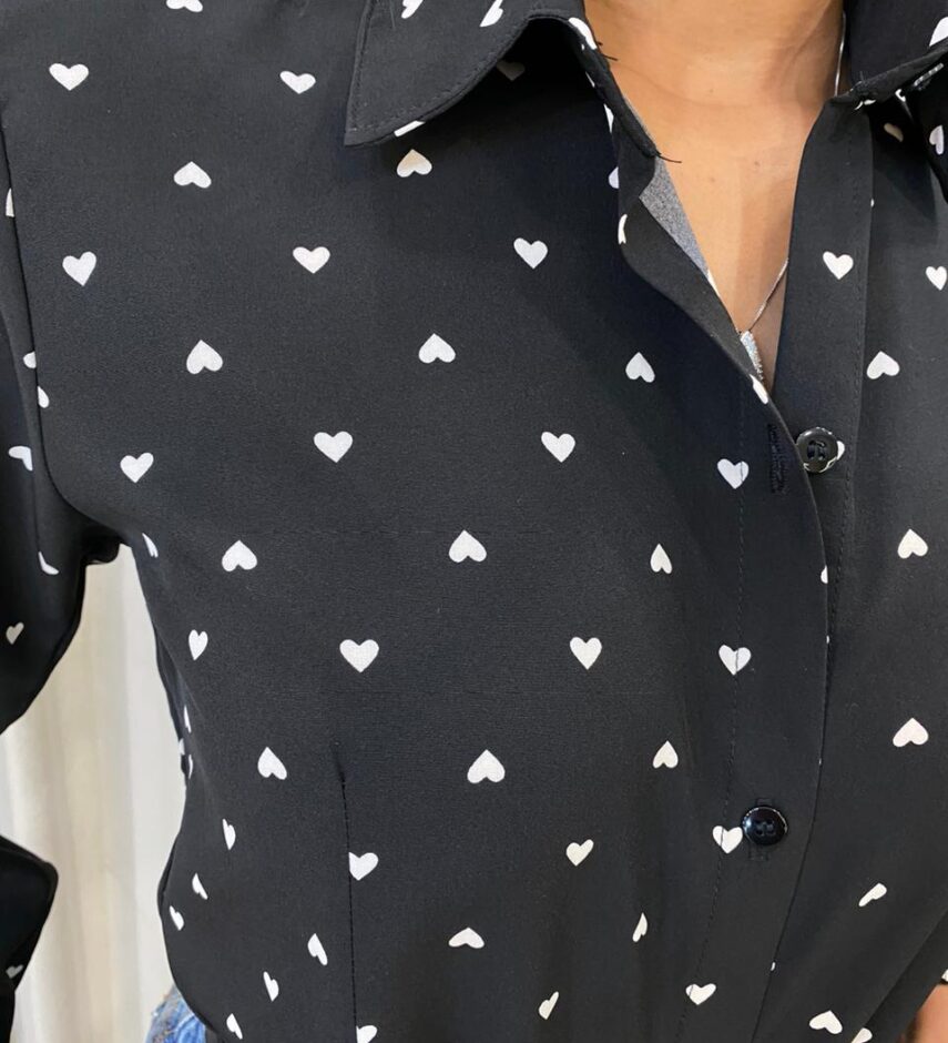 Camisa Feminina Jade Manga Longa Preta Estampada com Corações - Fernanda Ramos Store