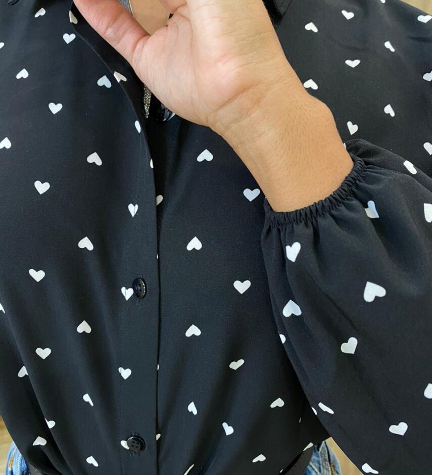 Camisa Feminina Jade Manga Longa Preta Estampada com Corações - Fernanda Ramos Store