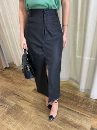 Saia Midi Alana Couro Eco Preta com Fenda Frontal - Fernanda Ramos Store