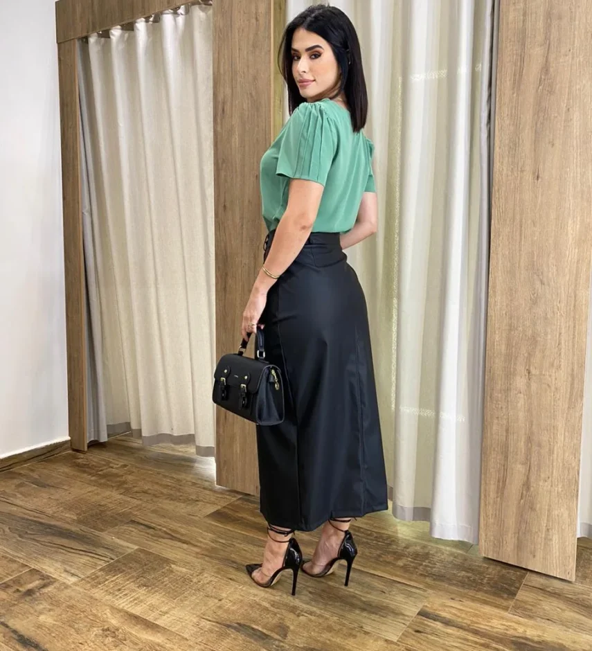 Saia Midi Alana Couro Eco Preta com Fenda Frontal - Fernanda Ramos Store