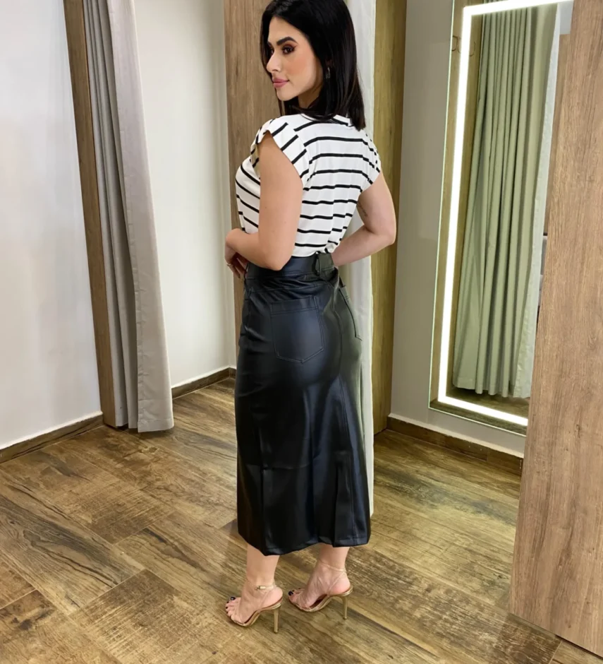 Saia Midi Couro Eco Cecília com Fenda Frontal Preta - Fernanda Ramos Store