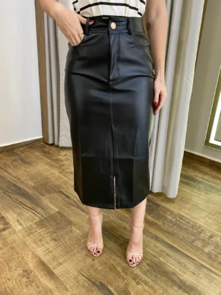 Saia Midi Couro Eco Cecília com Fenda Frontal Preta - Fernanda Ramos Store