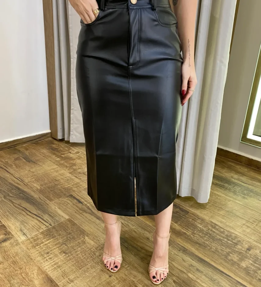 Saia Midi Couro Eco Cecília com Fenda Frontal Preta - Fernanda Ramos Store