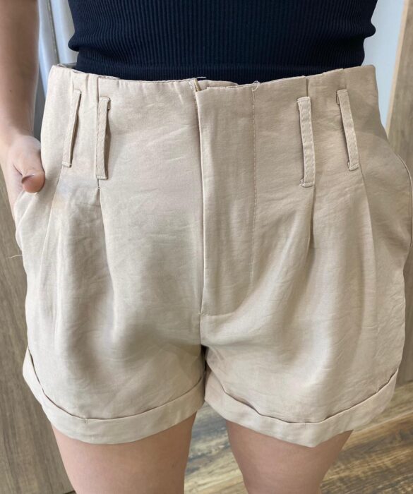 Short Feminino Alfaiataria Lara Bege com Cinto - Fernanda Ramos Store