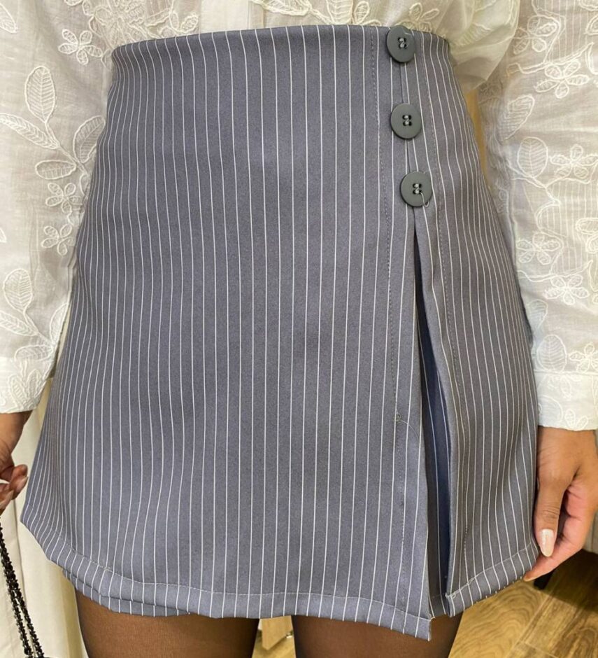 Short Saia Feminino Betina Alfaiataria Risca de Giz Cinza - Fernanda Ramos Store